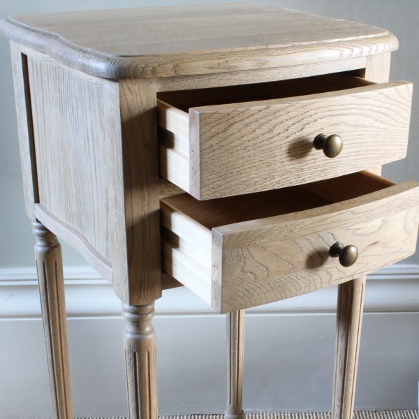 Eensy bedside chest